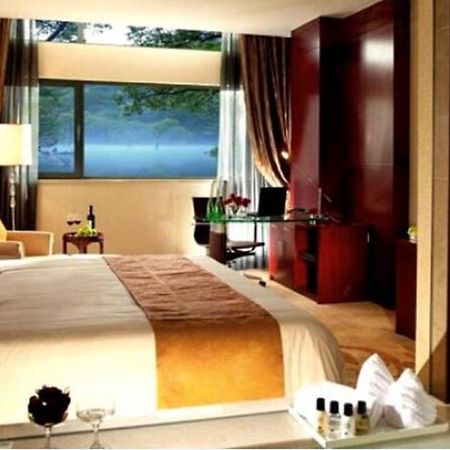 New Century Fengming Resort Zaozhuang Номер фото